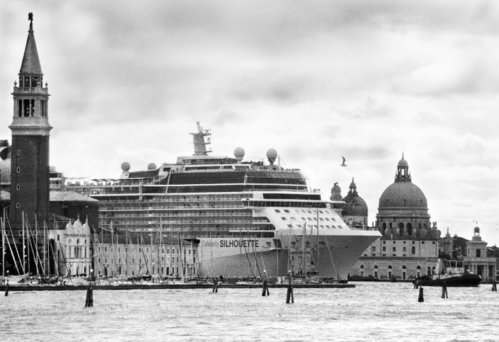 Gianni Berengo Gardin: Grande nave in uscita dal canale della Giudecca nel Bacino di San Marco tra Isola di San Giorgio e la Punta della Dogana. Venezia-aprile 2013