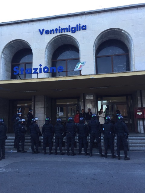 La polizia presidia la stazione ferroviaria di ventimiglia