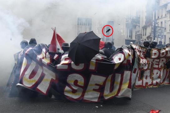 Senza volerlo,, uno dei giornali più reazionari di Francia, Le Parisien, ha pubblicato la prova dell'uso illegittimo delle armi da parte della polizia
