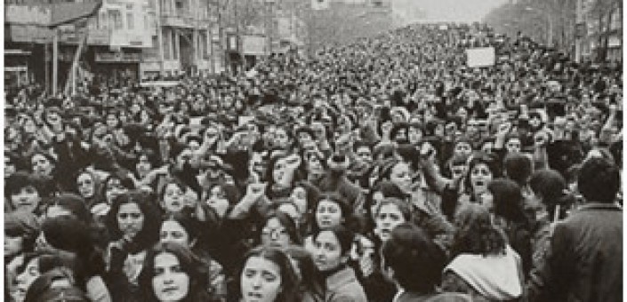 Marzo 1980. A Teherán  le donne marciano contro l'imposizione del velo