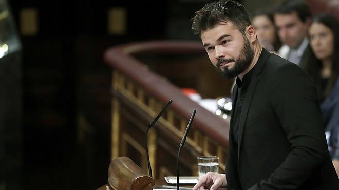 Gabriel Rufian, giovane portavoce di Esquerra Republicana Catalana (ERC). Rufian ha affibiato ai socialisti il ruolo di traditori e doppiogiochisti. «I fondatori del PSOE si rivoltano nella tomba»