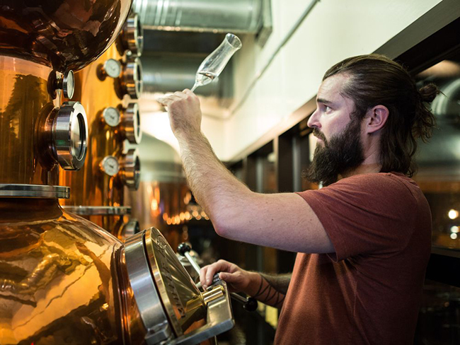 Spike Baker mastro birrario e distillatore della Wood Buffalo Brewing Company.