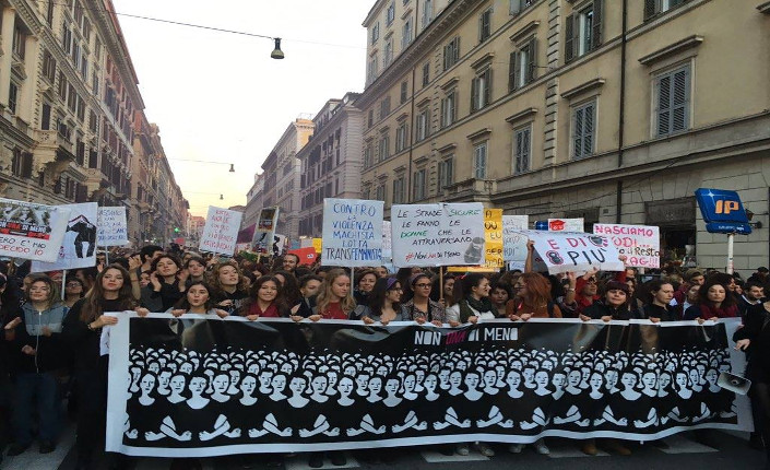 donne-in-corteo- a Roma 26-novembre-2016