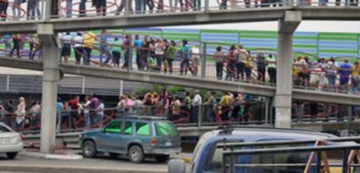 Gente in fila a Caracas, fuori da un supermercato 