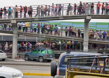 Gente in fila a Caracas, fuori da un supermercato 