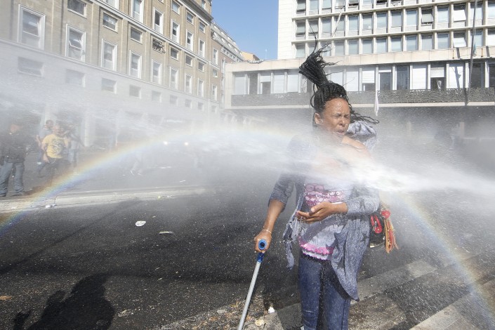 Roma, scontri a Piazza Indipendenza: polizia sgombera i migranti