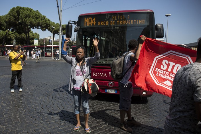 Migranti bloccano traffico in Piazza dei Cinquecento