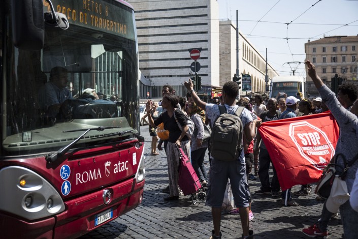 Migranti bloccano traffico in Piazza dei Cinquecento