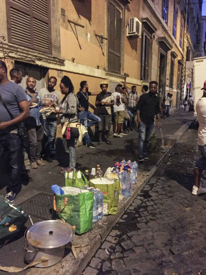 Sgombero Piazza Indipendenza. Rifugiati in Via Montebello.