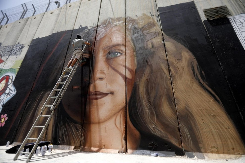 Israele libera l’artista napoletano Jorit. A Gaza si continua a morire
